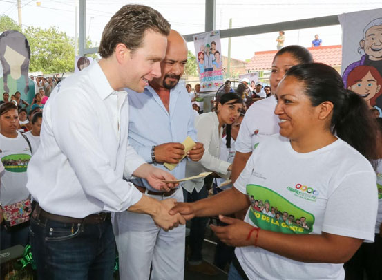 Más de 76 mil mujeres son beneficiarias de microcréditos: Velasco