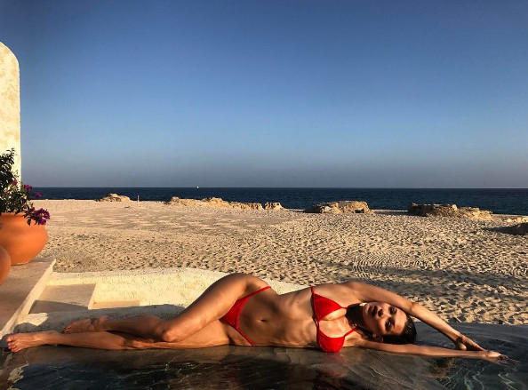Bella Hadid luce su figura en topless y bikini. 