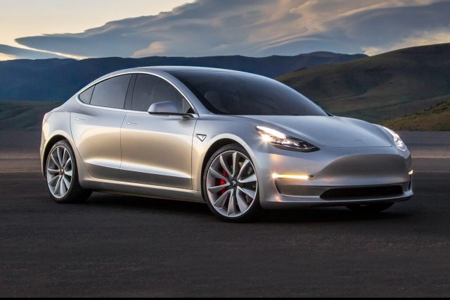 El Tesla Model 3 se ve en vídeo por las instalaciones de SpaceX 