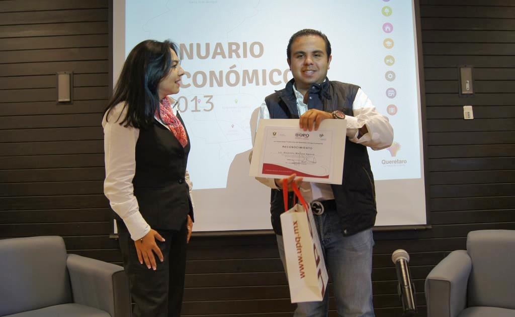 Presentan a los alumnos de la UPQ el Anuario Económico Municipal 2013