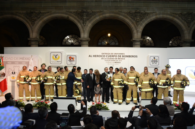 El GDF entrega mil 276 uniformes nuevos a H. Cuerpo de Bomberos