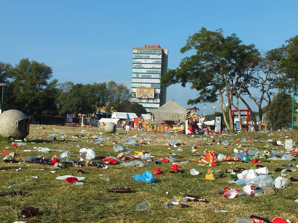 Mega ofrenda de Ciudad Universitaria víctima de grupos de pseudo estudiantes.