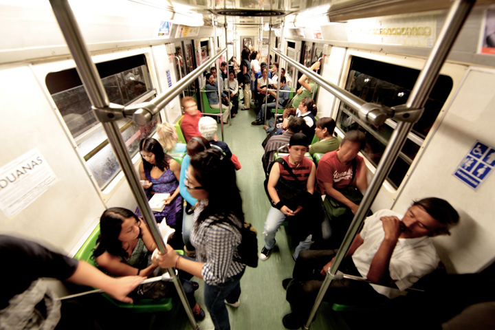 ADVIERTEN DE INGRESO DE ARMAS A LOS ANDENES DEL METRO