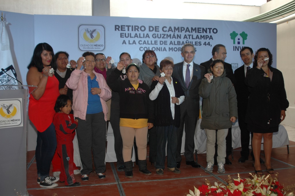 Entrega GDF vivienda a vecinos que habitaban en campamento Atlampa