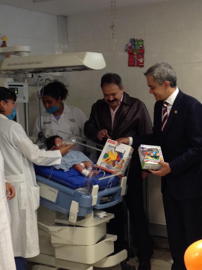 Entrega de juguetes por navidad en el Hospital Pediátrico de Coyoacán