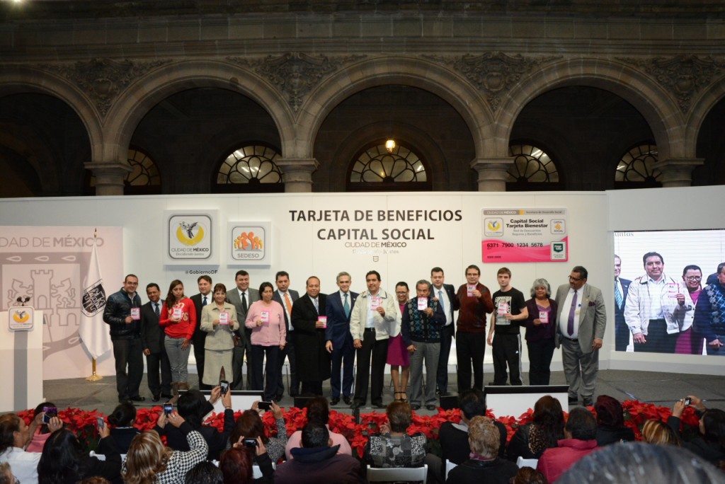 Entrega Mancera tarjetas de beneficios Capital Social