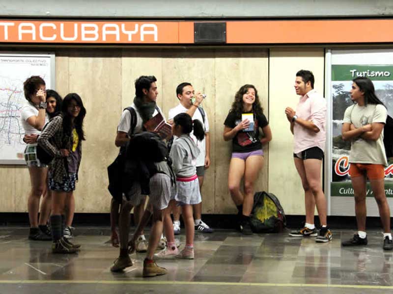 2 mil personas participaron en el día sin pantalones en el Metro