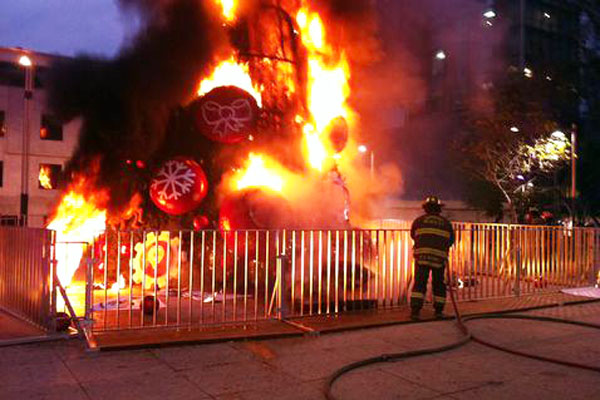 Encapuchados incendian árbol navideño en Paseo de la Reforma
