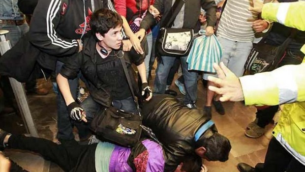 #PosTepateo   Agreden a usuario que pagó boleto del Metro