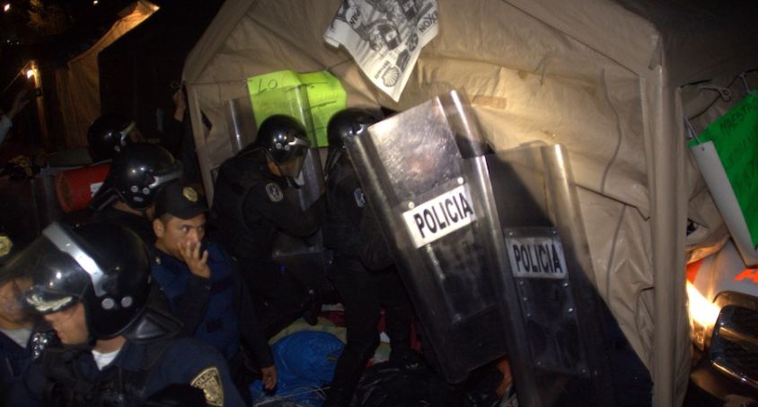 Policía del DF desaloja a la CNTE del Monumento a la Revolución (video)