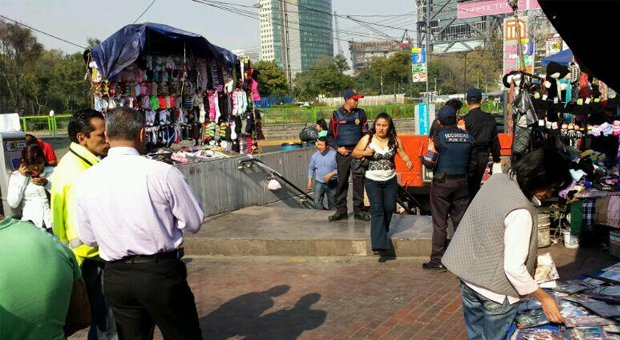 LA CUAUHTÉMOC RETIRA PUESTOS Y REORDENA COMERCIO EN EL METRO CHAPULTEPEC