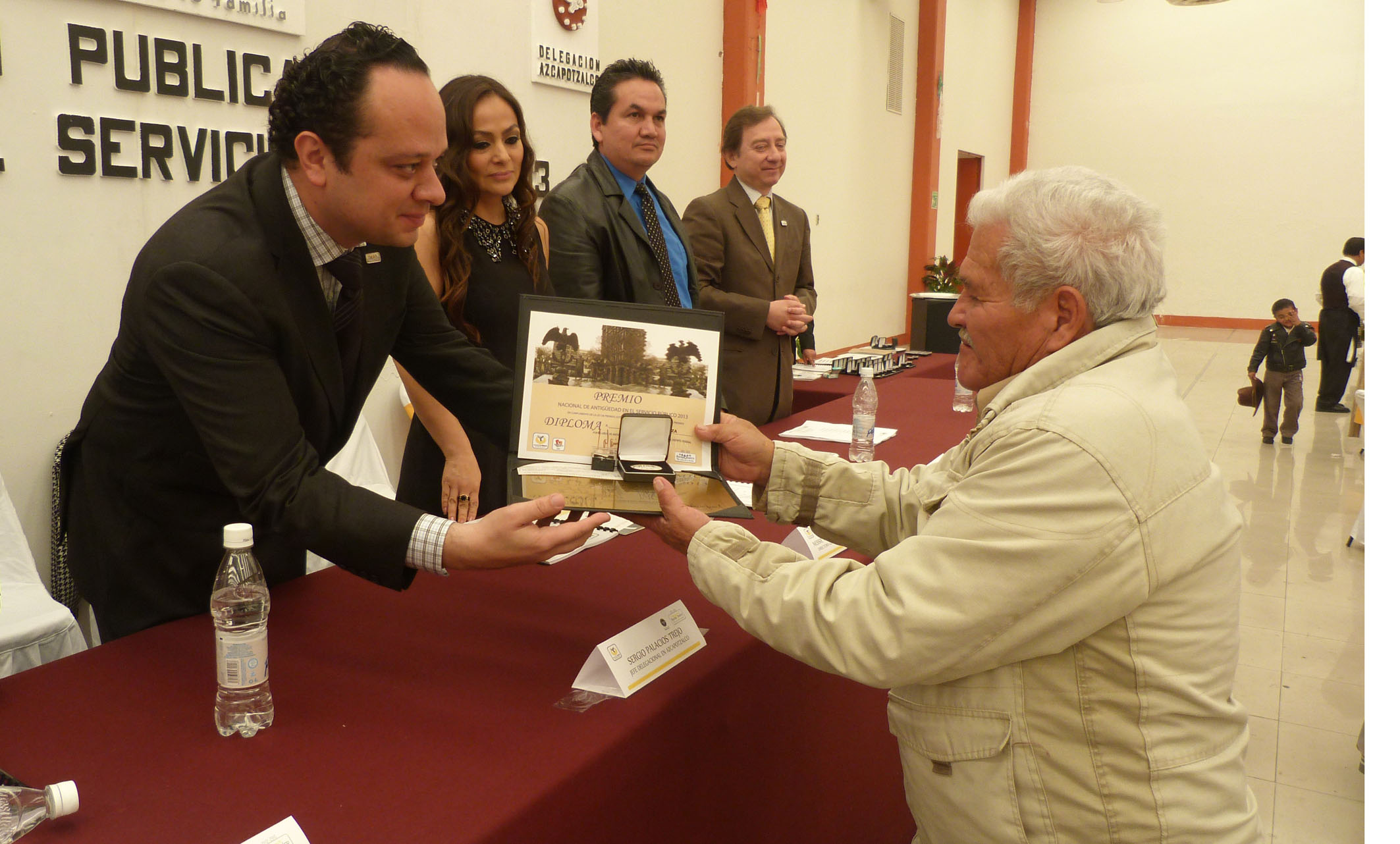 PREMIA AZCAPOTZALCO A TRABAJADORES POR 50 AÑOS DE LABOR