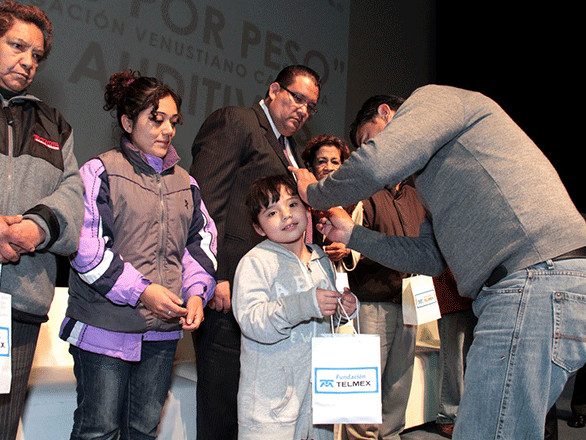 FUNDACIÓN TELMEX Y V. CARRANZA ENTREGAN APARATOS AUDITIVOS Y COMPUTADORAS