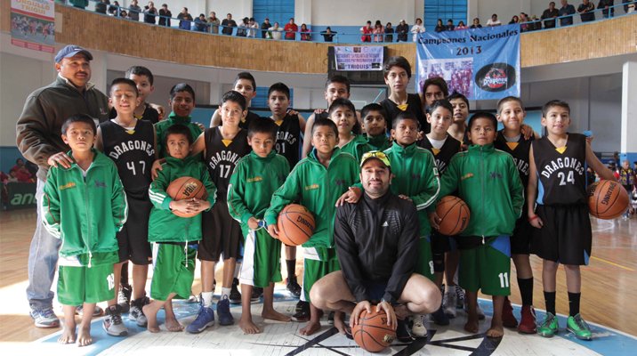 Campeones Triquis de basquetbol dan exhibición de su técnica en el deportivo Plan Sexenal