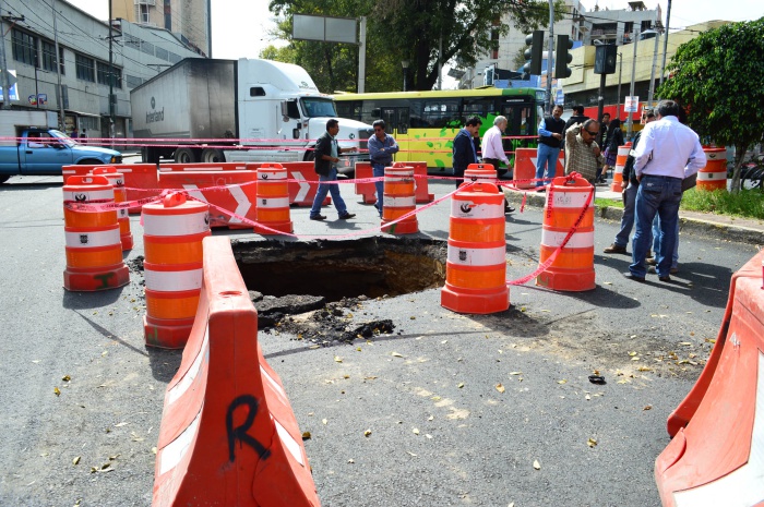 CIERRAN TRAMO DE AVENIDA CUITLÃHUAC POR REPARACIONES EN SOCAVÓN