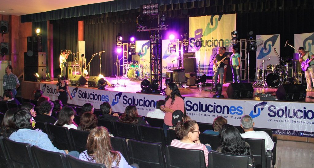 Jóvenes participan en el primer concurso de guerra de bandas organizado por la delegación Benito Juárez