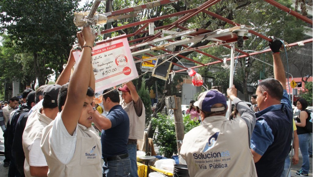 Liberan al Hospital Xoco de comerciantes en vía pública