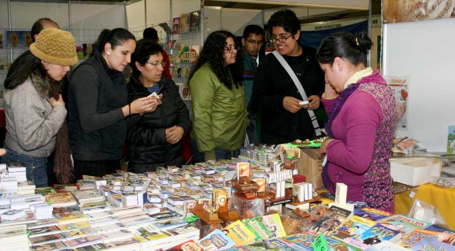 Promoción a la lectura durante el segundo día de la Feria Internacional del Libro en Benito Juárez