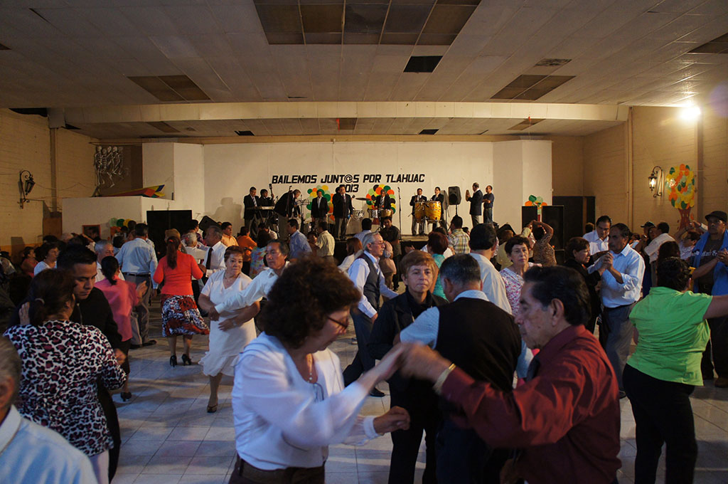 Adultos Mayores despiden el 2013 bailando con música en vivo