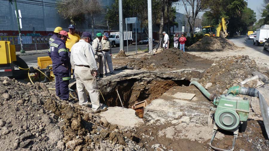 ATIENDEN FUERTE FUGA DE AGUA EN AVENIDA GRANJAS