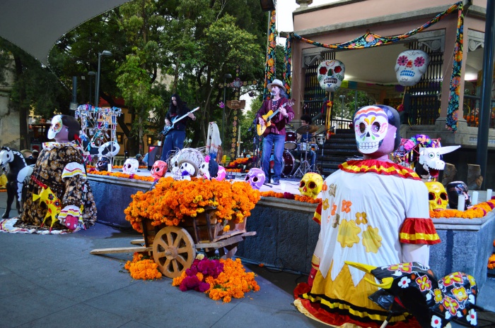 INSTALAN TAPETES MONUMENTALES EN EXPLANADA DE AZCAPOTZALCO