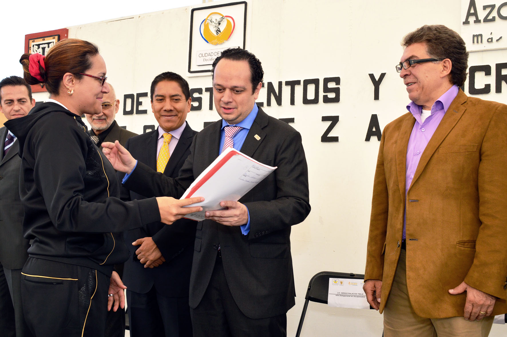 ENTREGAN TESTAMENTOS Y ESCRITURAS A VECINOS DE AZCAPOTZALCO