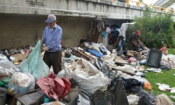 RETIRAN 20 TONELADAS DE BASURA DE UN BAJO PUENTE