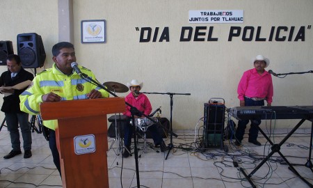 Jefa Delegacional festeja a policÃ­as de TlÃ¡huac en su dÃ­a