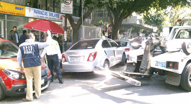 VEHÍCULOS MAL ESTACIONADOS EN LA CUAUHTÉMOC A¡AL CORRALÓN!