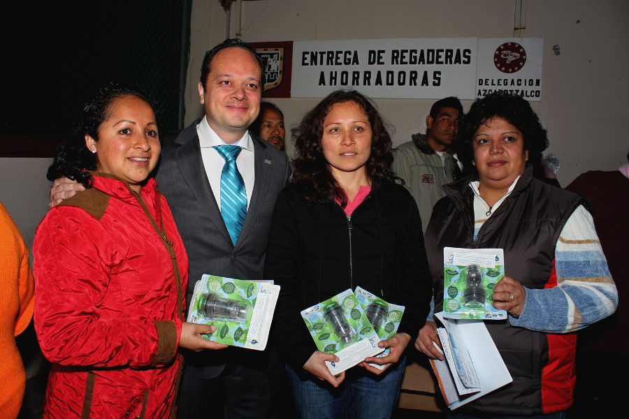 ENTREGAN MIL REGADERAS AHORRADORAS EN AZCAPOTZALCO