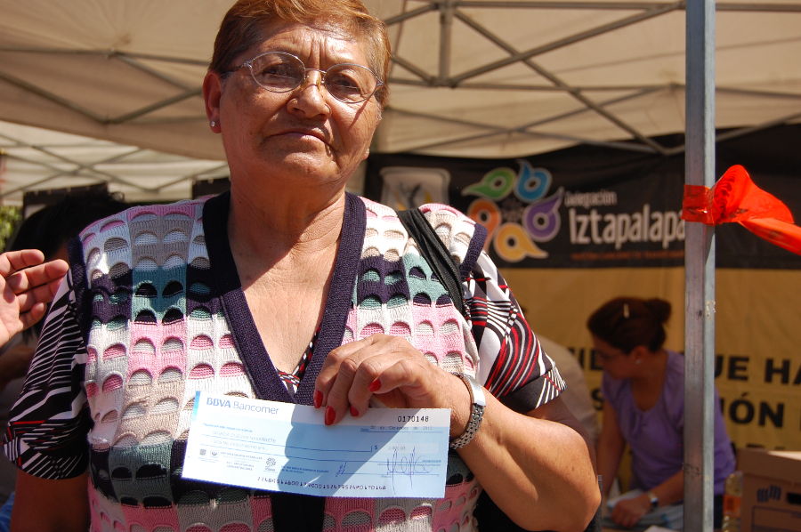 IZTAPALAPA ENTREGA 10 MILLONES DE PESOS A FAMILIAS EN VIVIENDAS DE ALTO RIESGO