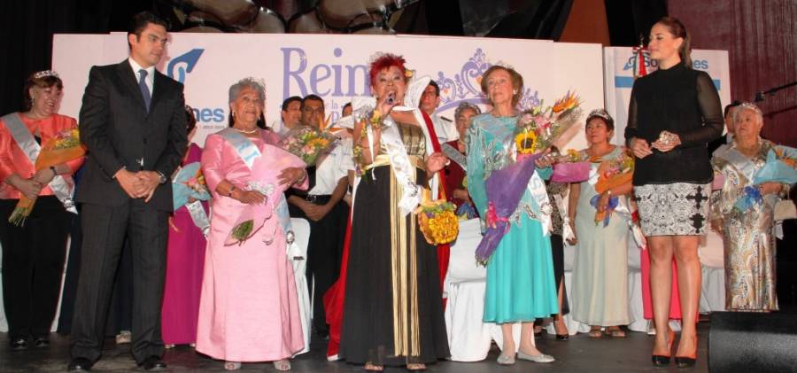 Coronan a la Reina de la Eterna Primavera en Benito Juárez
