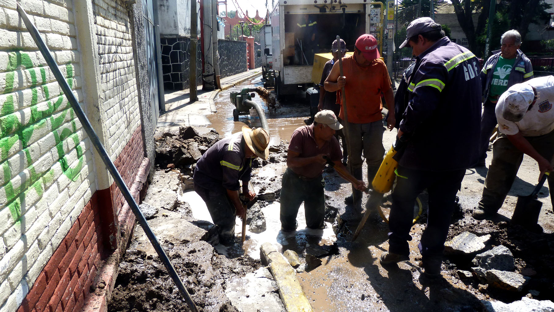 REPARAN FUGA DE AGUA POTABLE EN SAN MIGUEL AMANTLA
