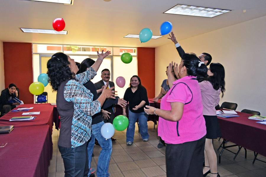 CAPACITAN A EMPRENDEDORES EN SERVICIO A CLIENTES