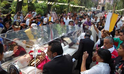 INAUGURAN EXPOSICIÓN DEL “PAPA VIAJERO†EN IZTAPALAPA