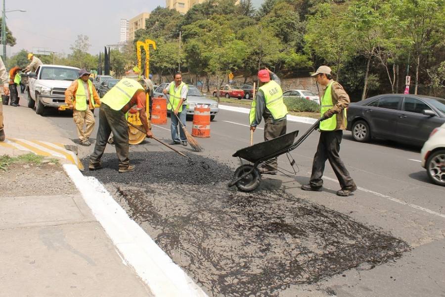 CUAJIMALPA EN TRES HORAS TE TAPA TU BACHE: ADRIAN RUBALCAVA