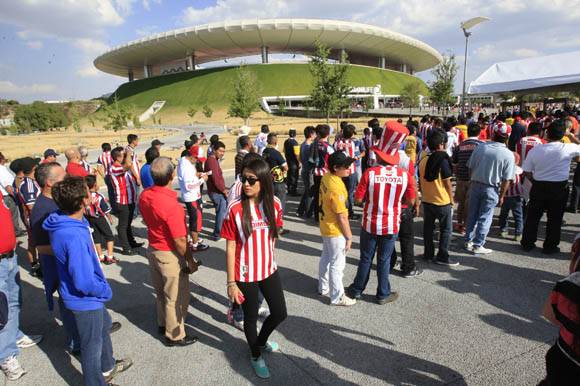 Mauricio Toledo a favor de regular venta de alcohol en estadios