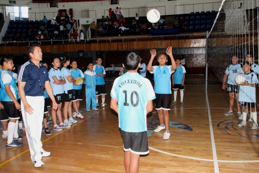 Imparten clínicas deportivas a€œPonte al 100a€ en el gimnasio Juan de la Barrera