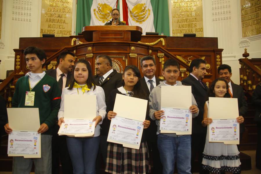 Los 66 legisladores del Segundo Parlamento Infantil se manifiestan contra el bullying