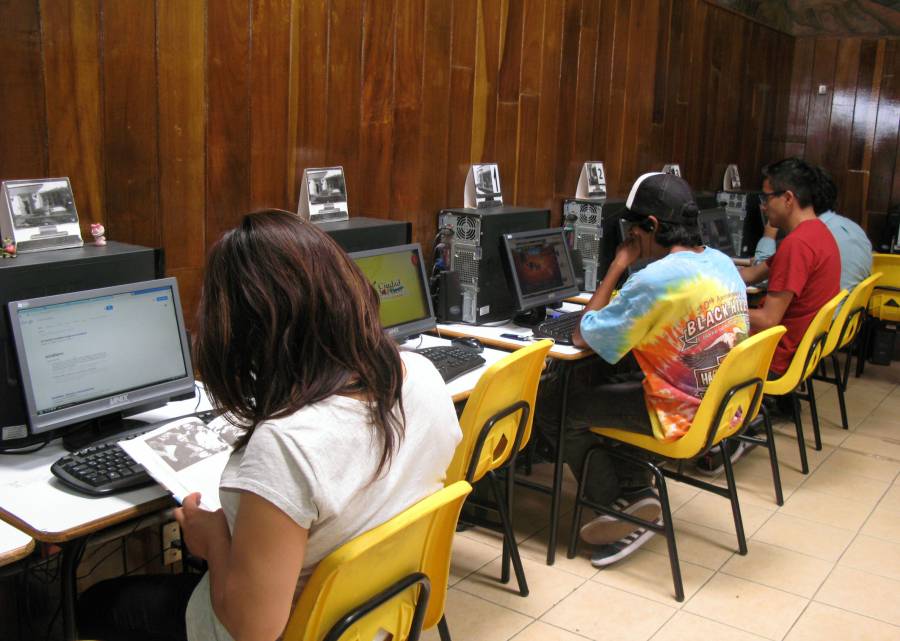 Las aulas digitales ofrecen servicio a más de 12 mil usuarios en Azcapotzalco