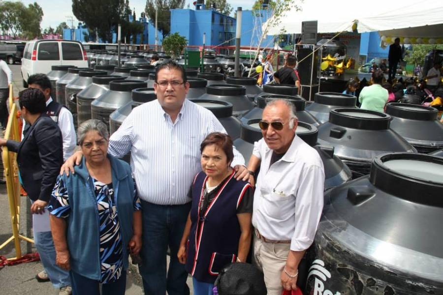 V. CARRANZA ENTREGA TINACOS A VECINOS DE LA UNIDAD FIVIPORT