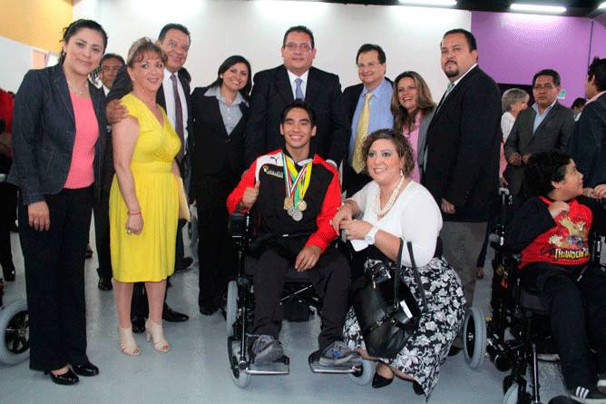 V.CARRANZA Y LA ASOCIACIÓN DE AGENTES ADUANALES DONAN SILLAS DE RUEDAS ELÉCTRICAS