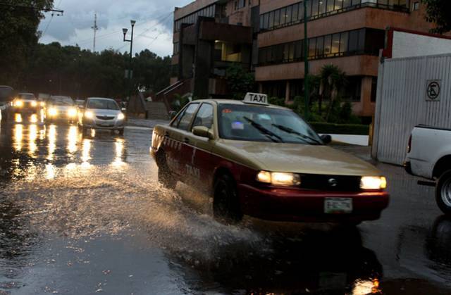 LOS FUNCIONARIOS DE AZCAPOTZALCO SUPERVISAN AFECTACIONES POR LLUVIAS