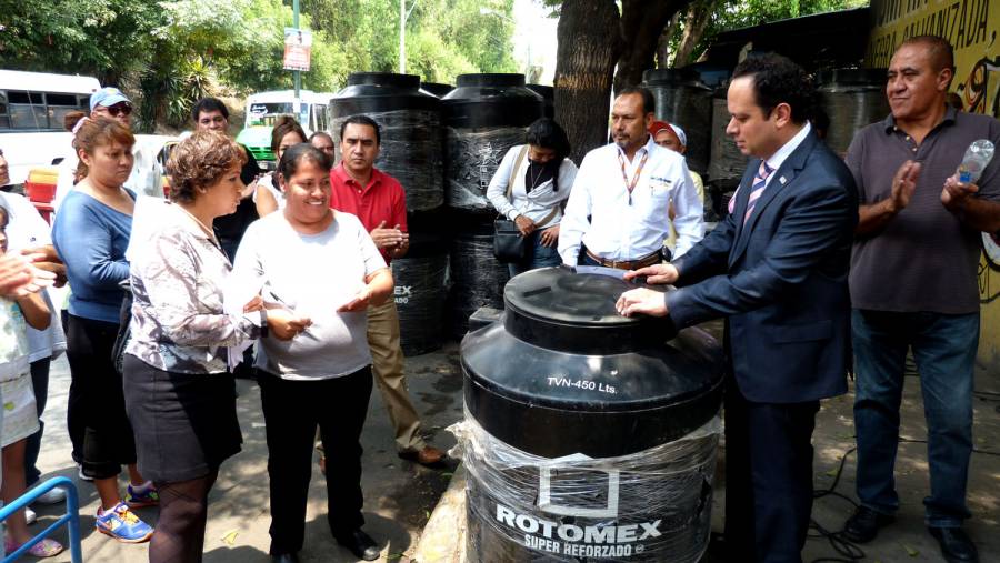 ENTREGA AZCAPOTZALCO CONTENEDORES PARA ALMACENAR AGUA