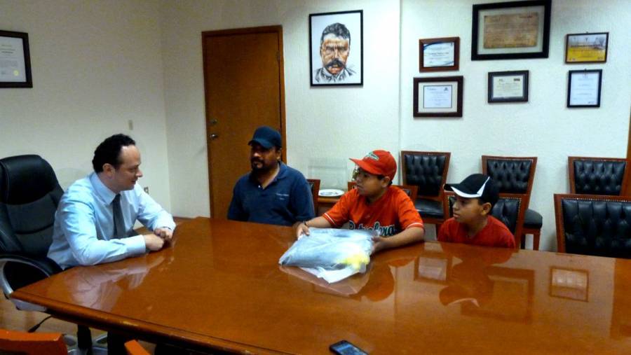 APOYA AZCAPOTZALCO A NIÑO BEISBOLISTA PARA TORNEO INTERNACIONAL