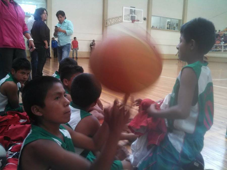NIÑOS TRIQUI, ESFUERZO Y DISCIPLINA EN LA DUELA