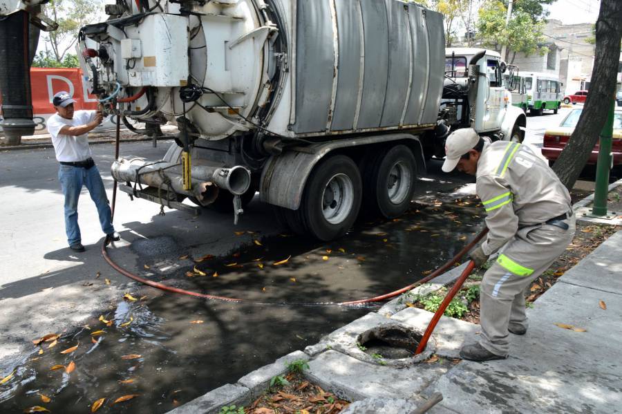 REFUERZAN DESAZOLVE EN AZCAPOTZALCO