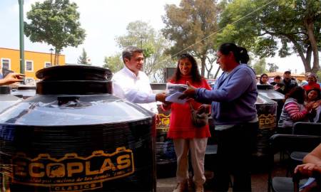 Entregan a jefas de familias en Milpa Alta, 130 tinacos del Programa Vivienda Rural
