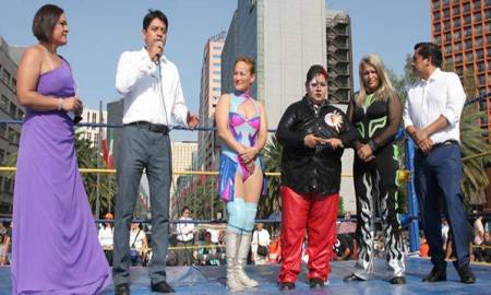 LUCHADORAS FESTEJAN A LAS MADRES EN EL MONUMENTO A LA REVOLUCIÃ“N