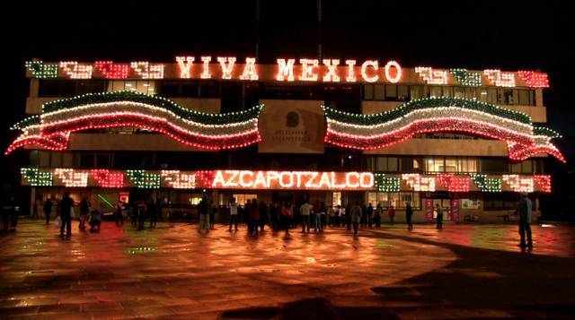 ENCIENDEN ALUMBRADO PATRIO EN AZCAPOTZALCO